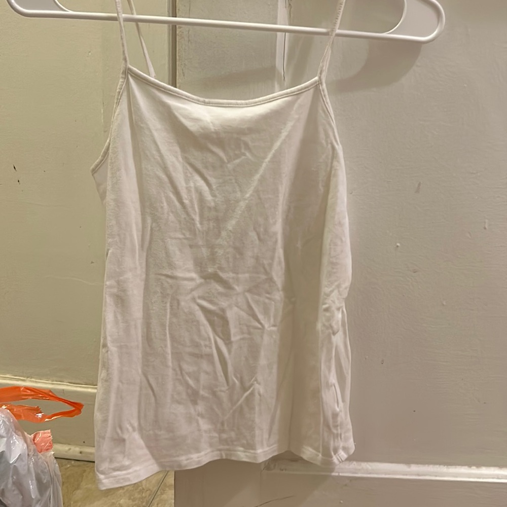 I’m selling a white tang top the shirt is very stretchy.